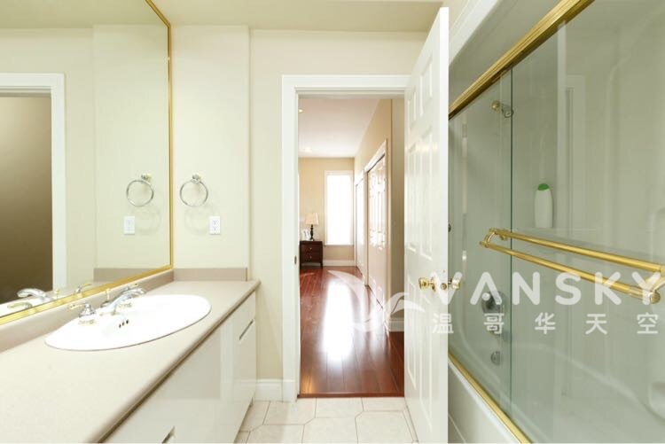 221217160950_101 Ensuite.jpg